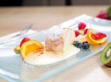 Topfenstrudel mit Vanillesauce